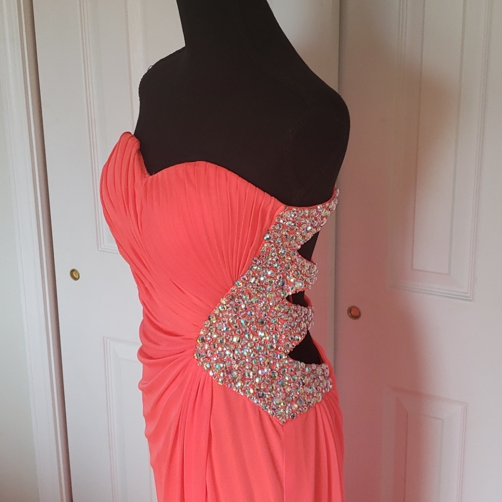 Gorgeous! PROM  or fancy dress...a Bright Coral